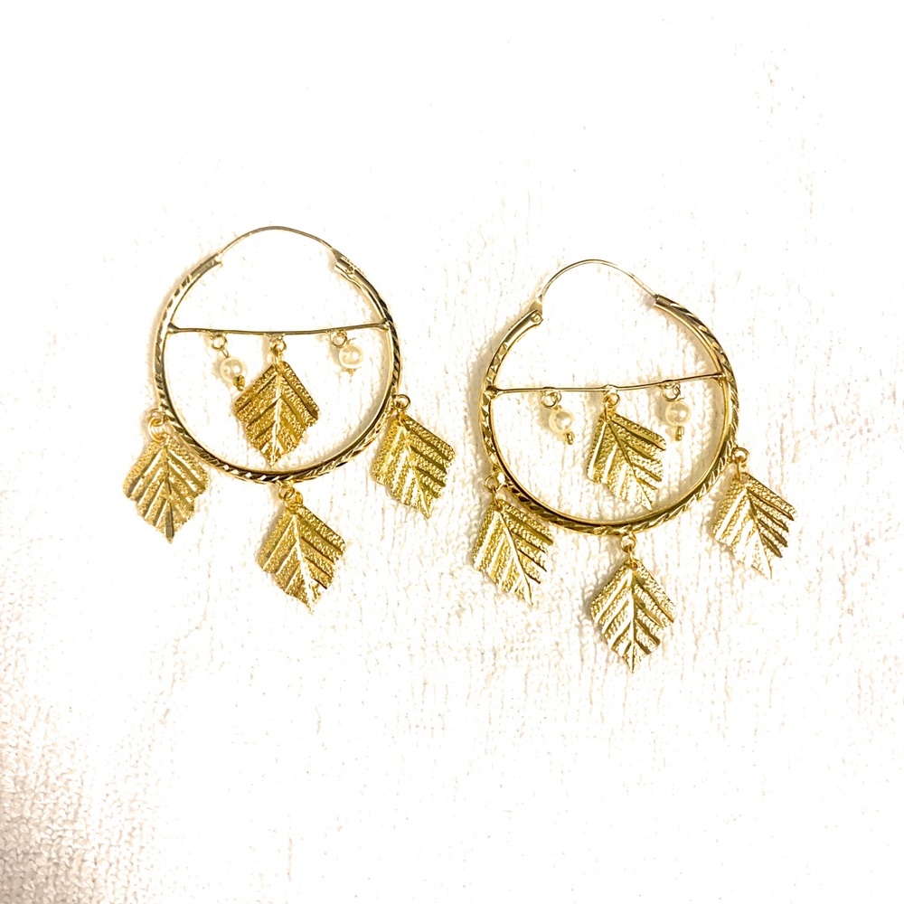 Its light weight color gold beautiful design hoop earrings for women its new